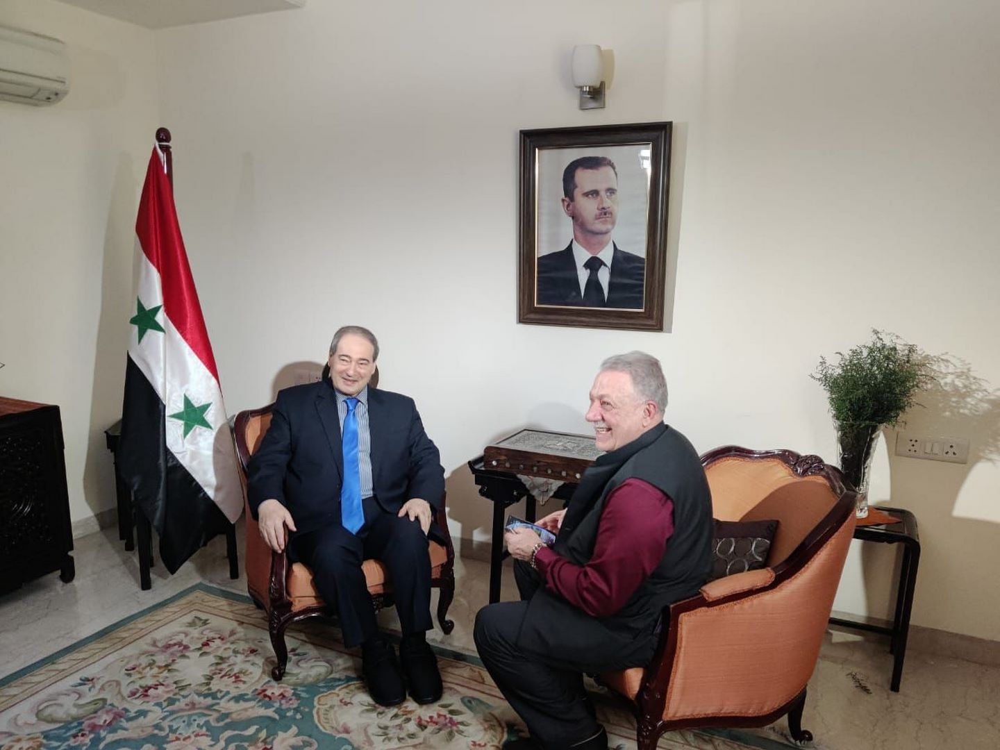 مسؤول العلاقات الخارجية والإعلامية في الجمعية يجري لقاء صحفياً مع وزير الخارجية السوري خلال زيارته للهند