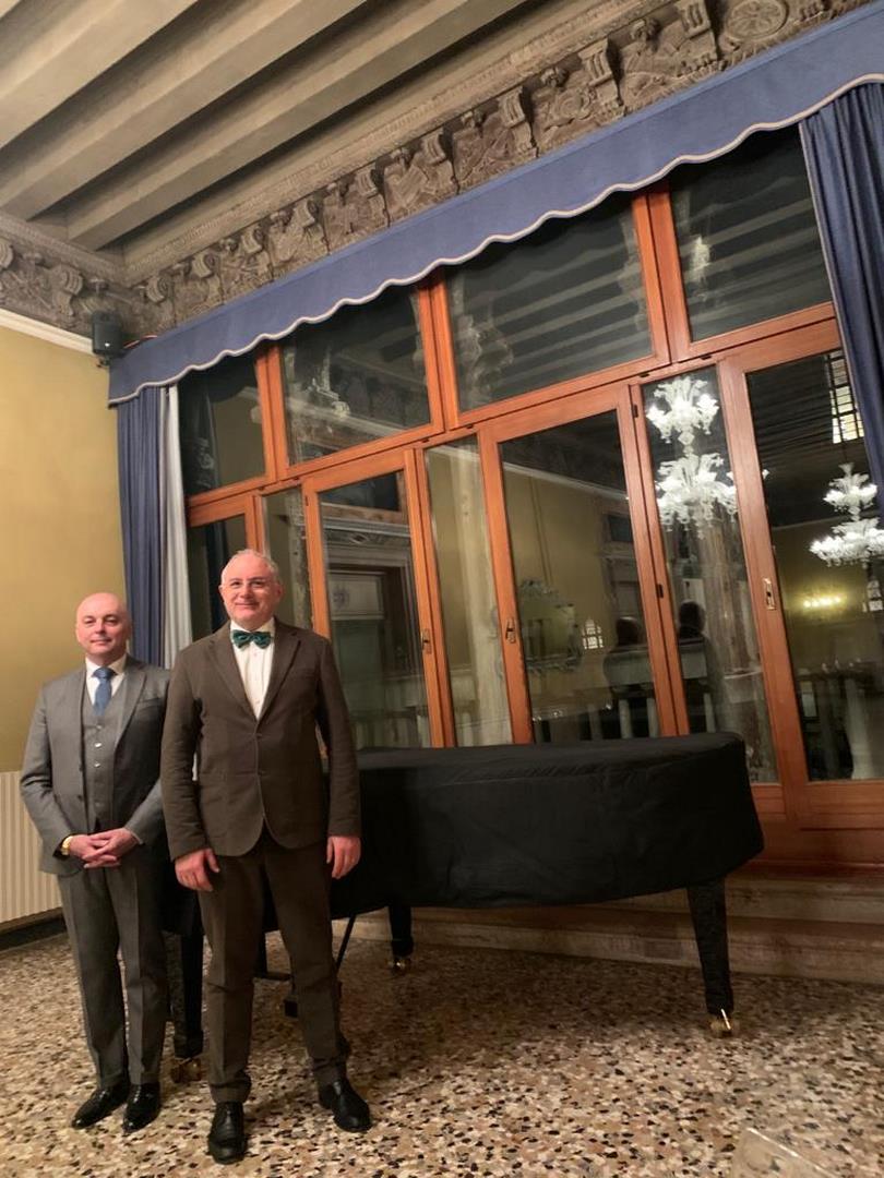 l’uomo che disegna ali con il pianoforte 