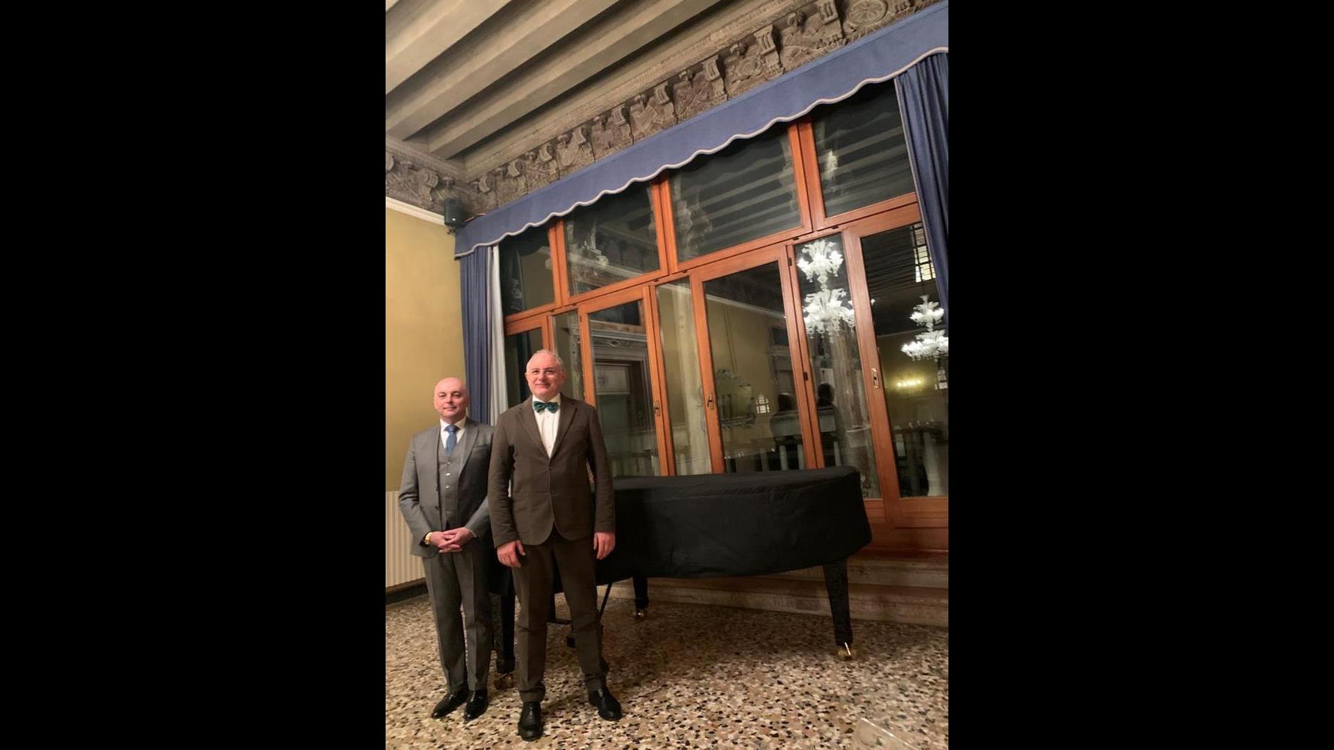 الرجل الذي يرسم الأجنحة بالعزف على البيانو