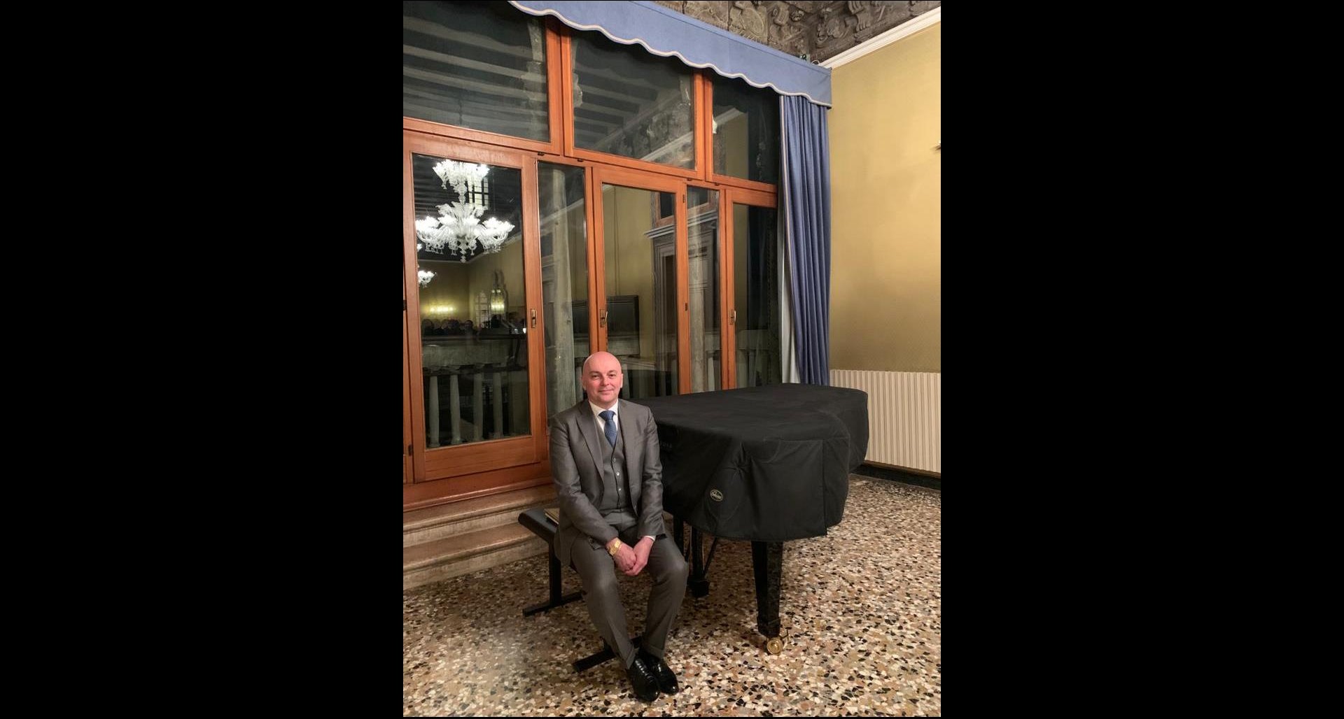 l’uomo che disegna ali con il pianoforte