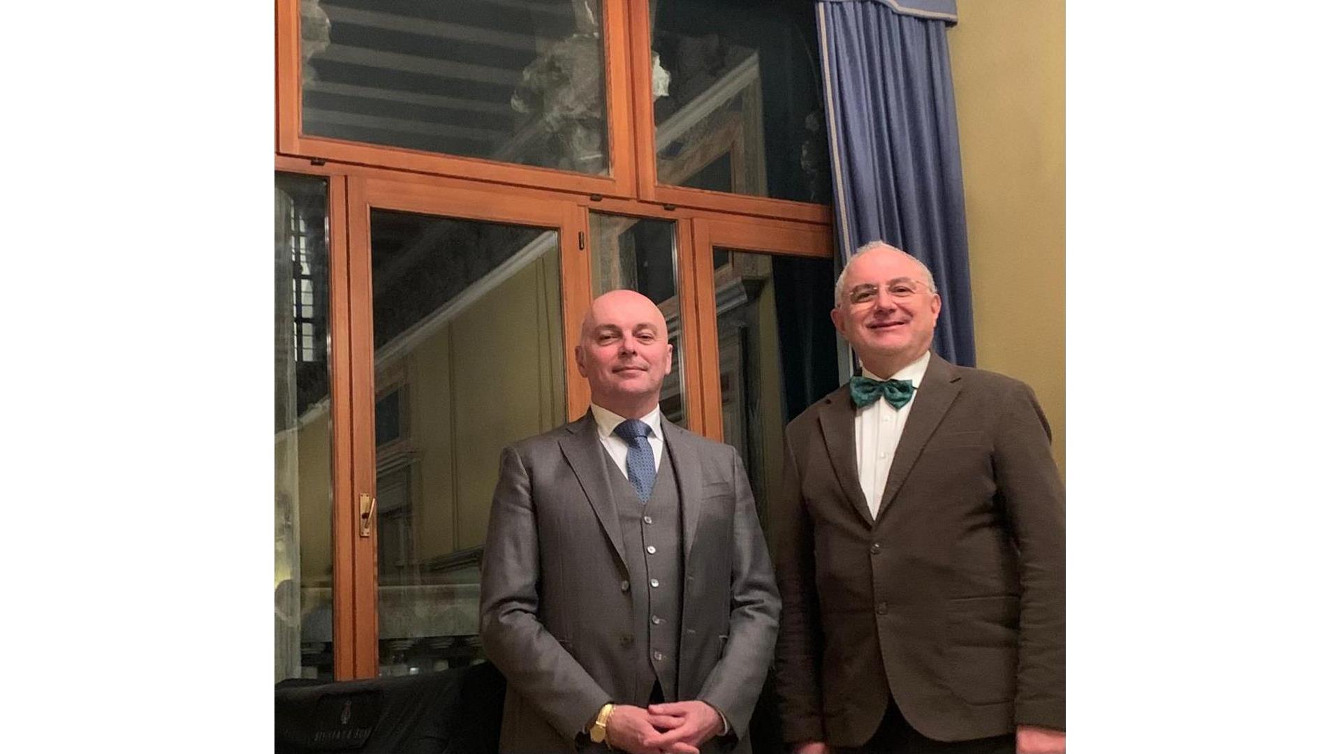 الرجل الذي يرسم الأجنحة بالعزف على البيانو