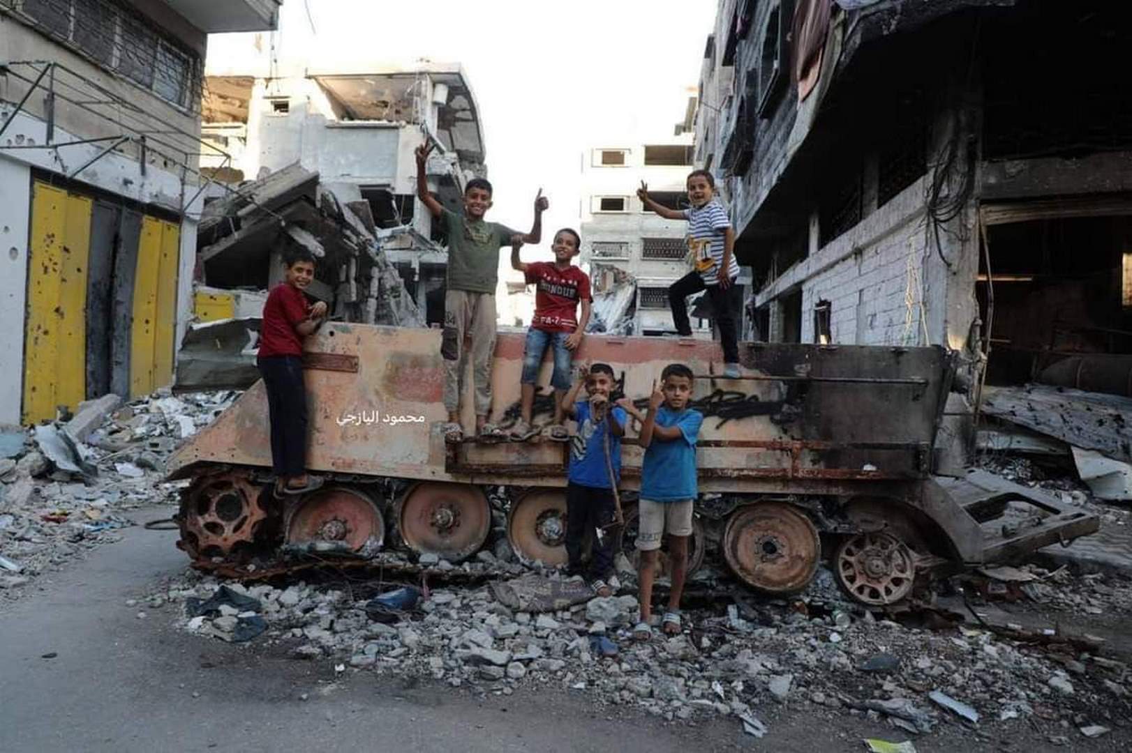 أنا و عُمَرْ و بندقيتنا الخشبية