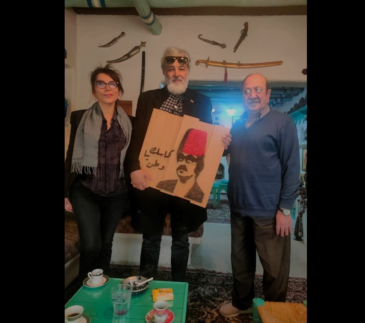 Dettagli di un viaggio a Damasco: Uomo con dimensioni di una patria