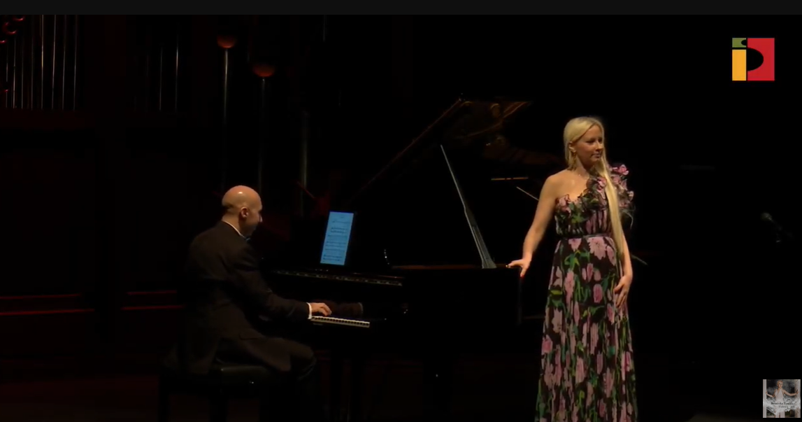 عضو الجمعية مغنية الأوبرا البولونيه الأصل، من ضمن وفد جمعية البندقية الصداقة الايطالية العربية تغني على مسرح أوبرا دمشق 