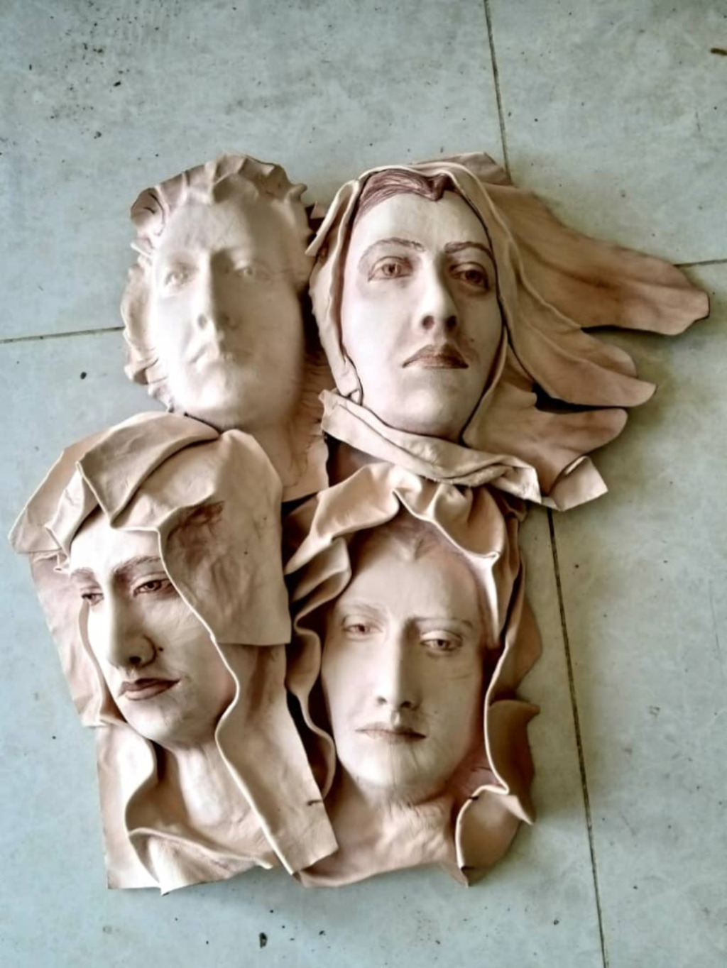 علي بهاء معلا، فنان من مدينة الحسكة، درس الفن عام ١٩٧٩ ثم تخصص في تركيا